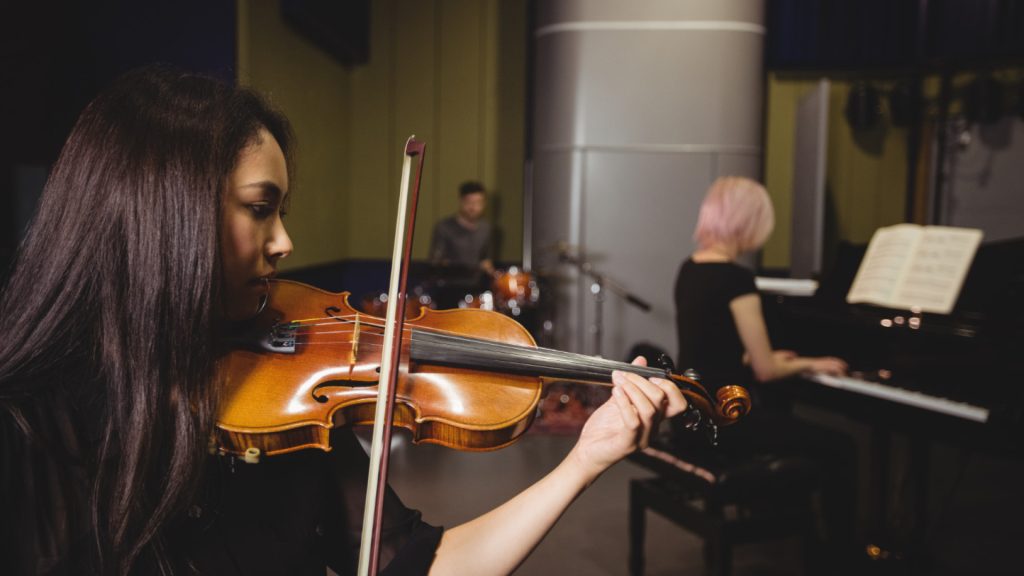 Pourquoi rejoindre une académie de musique internationale pour booster votre carrière ?