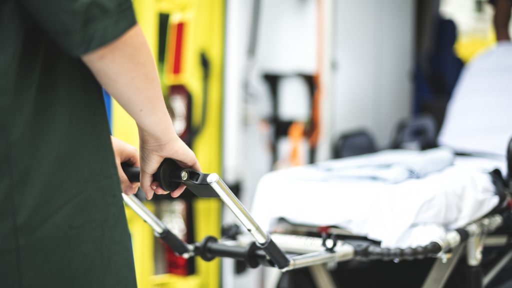 Se reconvertir en brancardier : une voie rapide vers le secteur santé