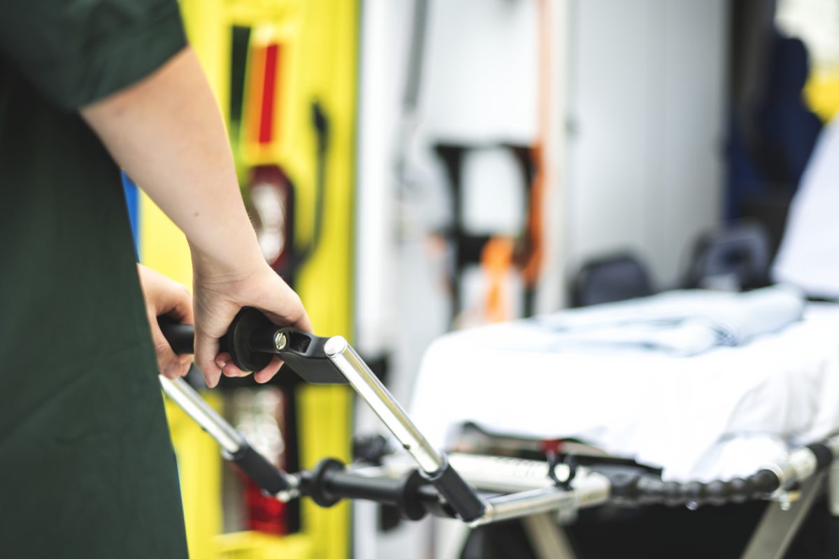 Se reconvertir en brancardier : une voie rapide vers le secteur santé