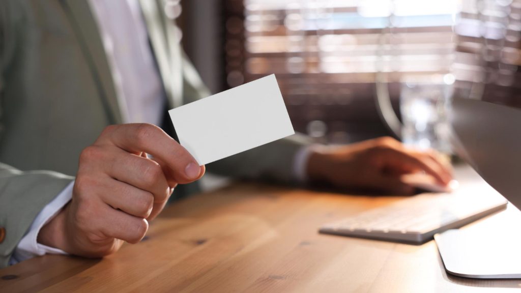 Carte de visite commerciale : comment la choisir pour optimiser son impact ?