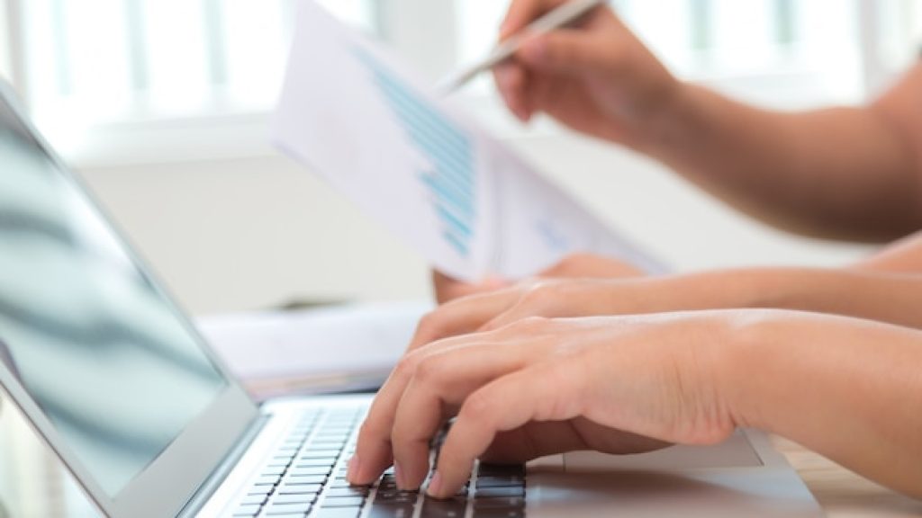 Pourquoi la dématérialisation des factures améliore la productivité ?
