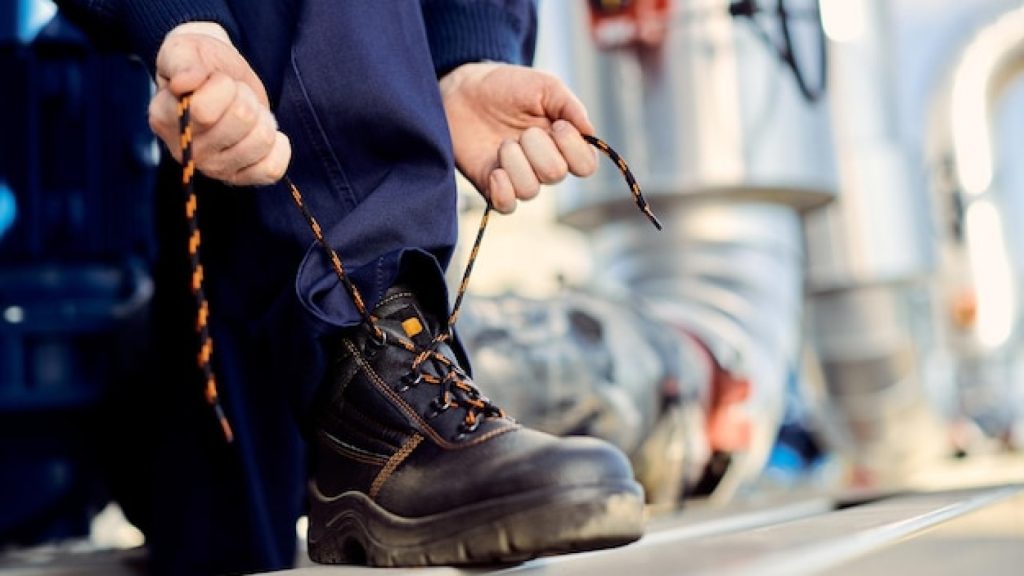 Les chaussures de sécurité : un allié essentiel pour travailler en toute sérénité
